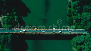 空中无人驾驶飞机射击：沿车辆向前飞行，<strong>跨越</strong>公路桥梁，越过河流。 顶部视图